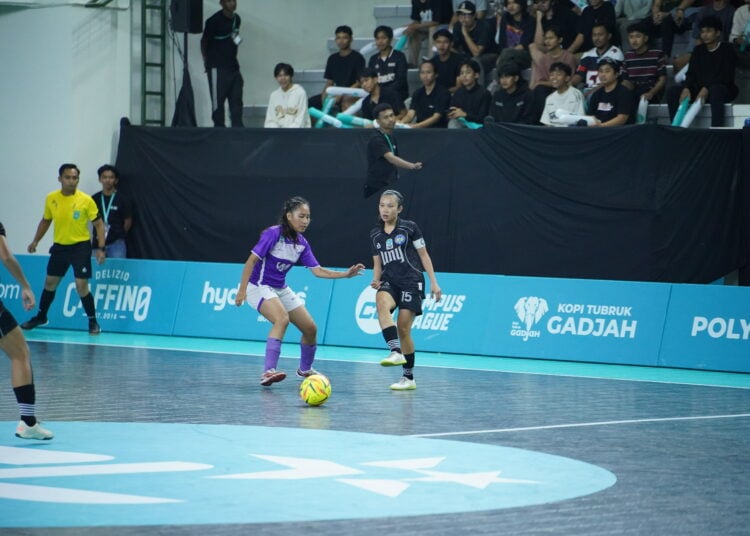 Aksi kapten tim futsal putri Universitas Negeri Yogyakarta (UNY), Rinjani, di event Campus League 2025 Regonal Jogja MOJOK.CO