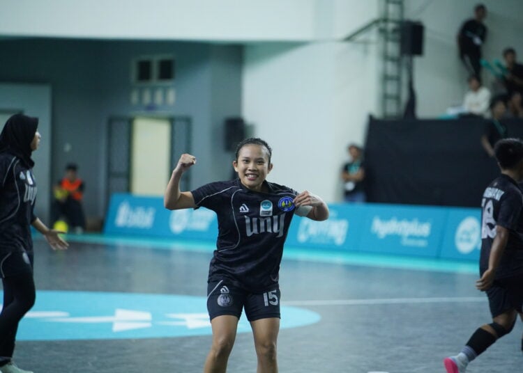 Aksi kapten tim futsal putri Universitas Negeri Yogyakarta (UNY), Rinjani, di event Campus League 2025 Regonal Jogja MOJOK.CO