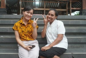 Kak Desri (kiri) bersama Kak Ona, dengan sabar menghadapi anak-anak dengan berbagai latar belakang, difoto Minggu 2 November 2025 MOJOK.CO