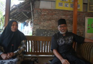 Gus Yayan dan istri, sejak lama aktif di kegiatan sosial sehingga memutuskan mendirikan Lembaga Kesejahteraan Sosial Anak (LKSA) Daarul Muthola'ah MOJOK.CO