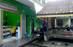 LKSA Daarul Muthola'ah dan santri yang tengah belajar MOJOK.CO