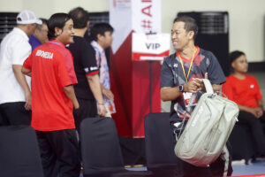 Dua pelatih para-badminton Indonesia, M Nurochman (kanan) dan Imam Kunantoro (kanan) tersenyum usai Qohnitah Syakuroh dinyatakn menang di final melawan pemain Nigeria. MOJOK.CO