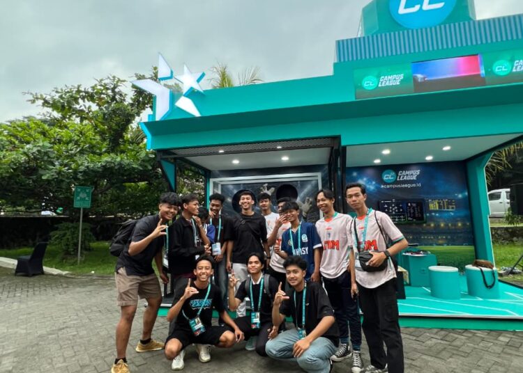 Rio dikerubungi pemain. MOJOK.CO