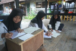 Anak asuh atau santri putri di LKSA Daarul Muthola’ah tengah belajar mengaji. Setiap sore pukul 16.00 WIB mereka rutin belajar mengaji MOJOK.CO