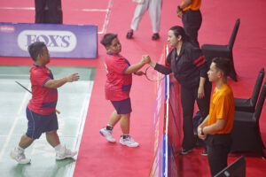 Subhan dan Marlina menyalami pelatih mereka, Neni Nurindah usai meraih kemenangan di final PIPBI 2025 untuk kategori ganda campuran SH 6 MOJOK.CO