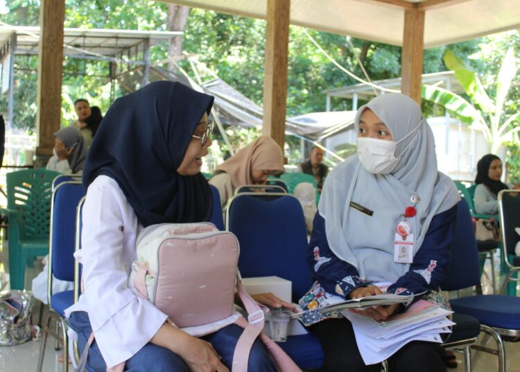 Ibu periksakan anak stunting. MOJOK.CO