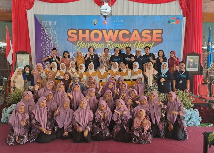 Kelompok kesenian anak-anak LKSA Darul Hadlonah Rembang MOJOK.CO