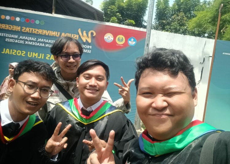 Anggito akhirnya wisuda setelah 7 tahun kuliah. MOJOK.CO