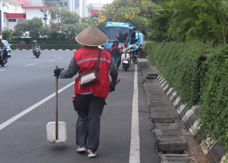 Petugas kebersihan di sekitar Simpang Lima. MOJOK.CO