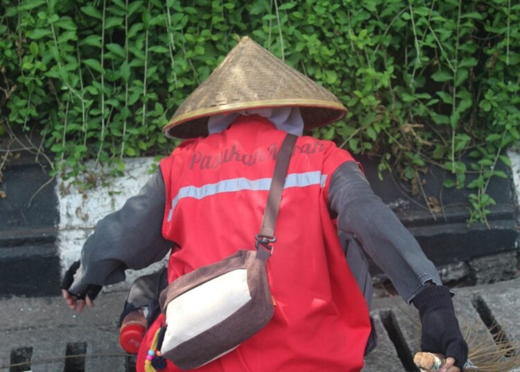 Sri, petugas penyapu jalan. MOJOK.CO