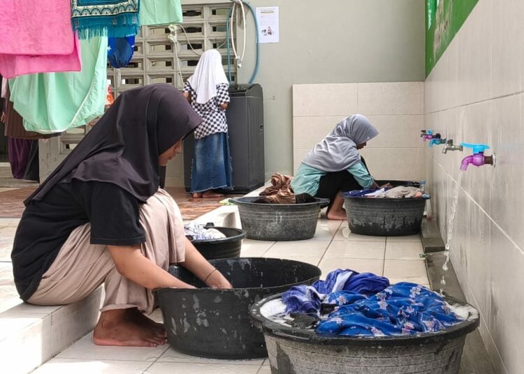 Momen saat anak-anak mencuci pakaian MOJOK.CO