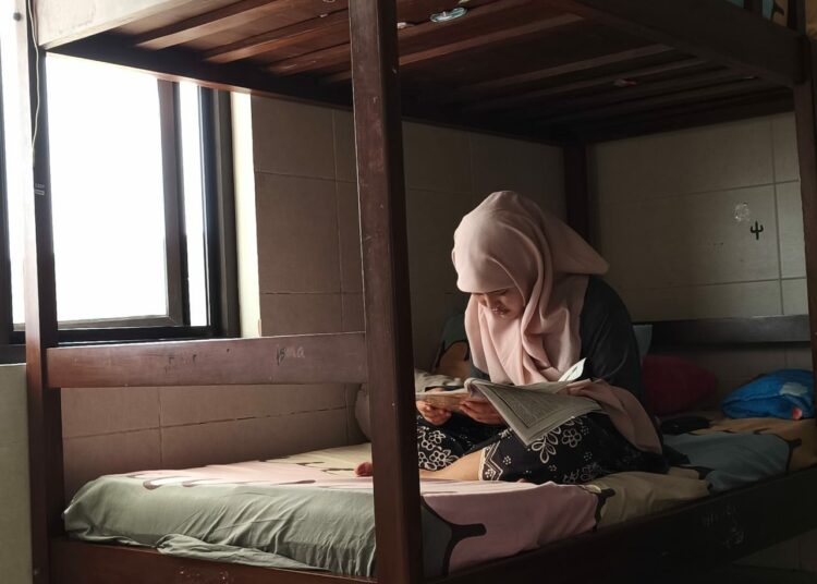 Seorang anak di LKSA Darul Hadlonah Rembang sedang belajar di kamar MOJOK.CO