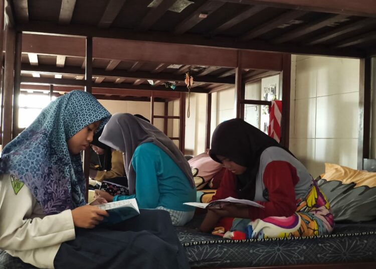 Momen anak-anak di LKSA (panti asuhan) saat sedang belajar MOJOK.CO