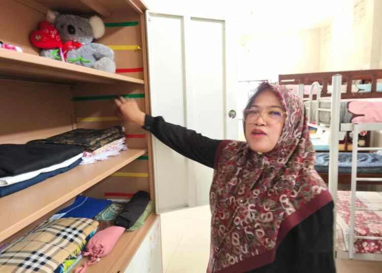 Indikator warna di lemari anak-anak untuk mengingatkan agar baju kotor tak menumpuk di cucian MOJOK.CO