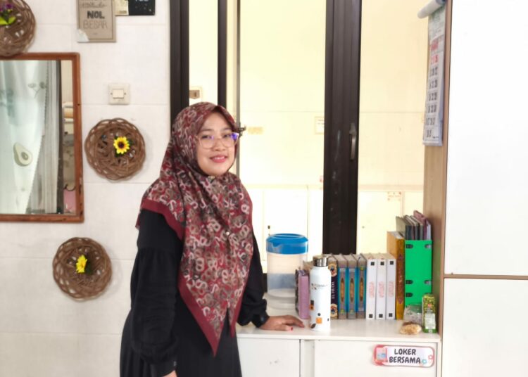 Syafaah, pengasuh LKSA (panti asuhan) Darul Hadlonah Rembang MOJOK.CO