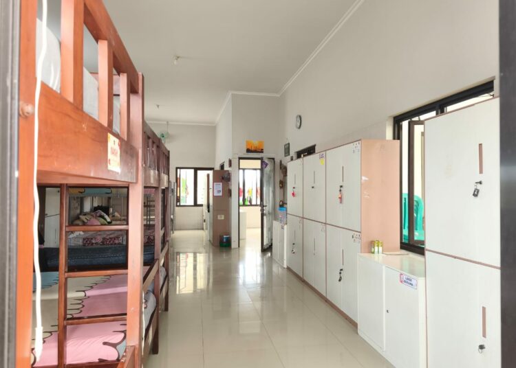 Lemari tertata rapi di kamar anak-anak LKSA MOJOK.CO