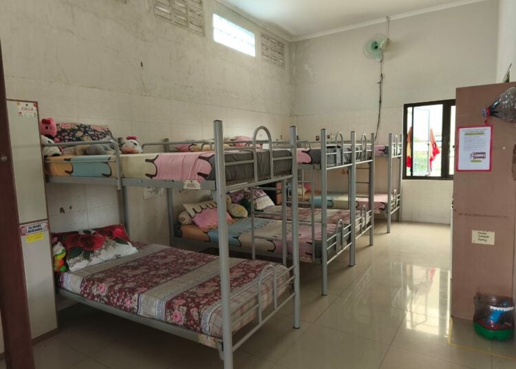 Kamar rapi di LKSA Darul Hadlonah Rembang MOJOK.CO