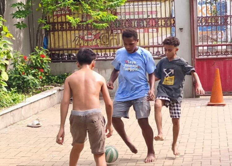 Tiholis Gobai (biru) menggocek bola MOJOK.CO