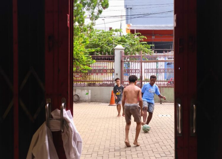 Anak-anak bermain bola hingga azan Magrib MOJOK.CO