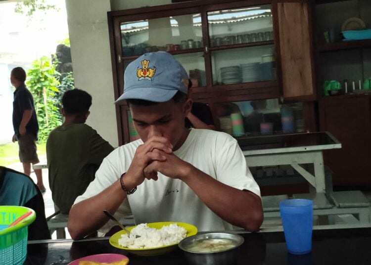 Seorang anak LKSA Marganingsih Lasem memimpin doa sebelum makan bersama MOJOK.CO