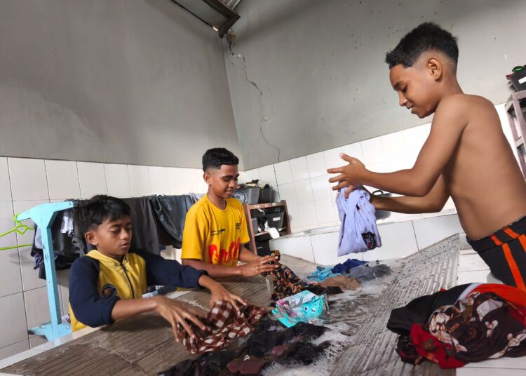 Momen anak-anak LKSA Marganingsih Lasem mencuci bersama MOJOK.CO