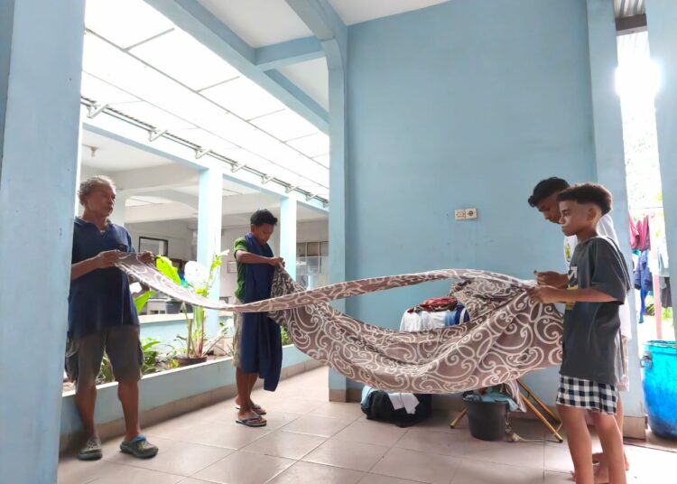 Momen anak-anak melipat seprei bersama MOJOK.CO