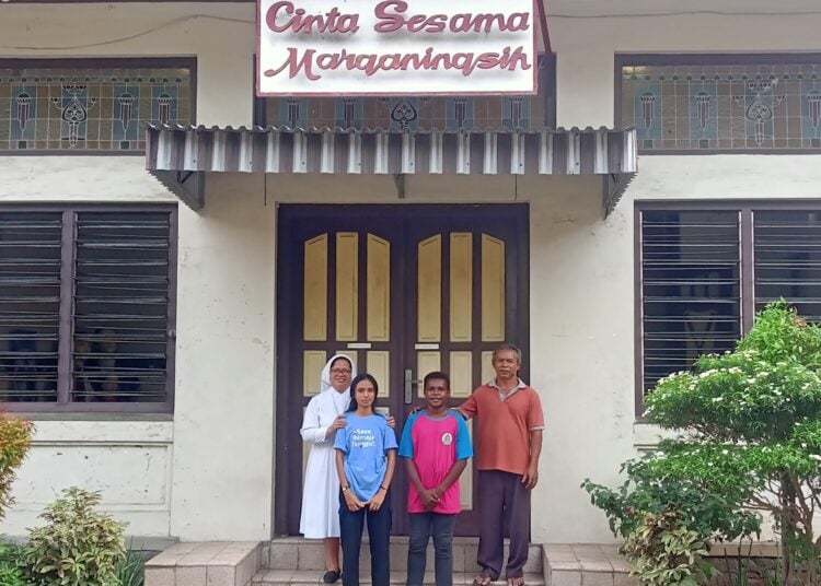 Dari kiri: Suster Bernarda, Martasya Are, Tiholis Gobai, dan Agus Sumanto MOJOK.CO