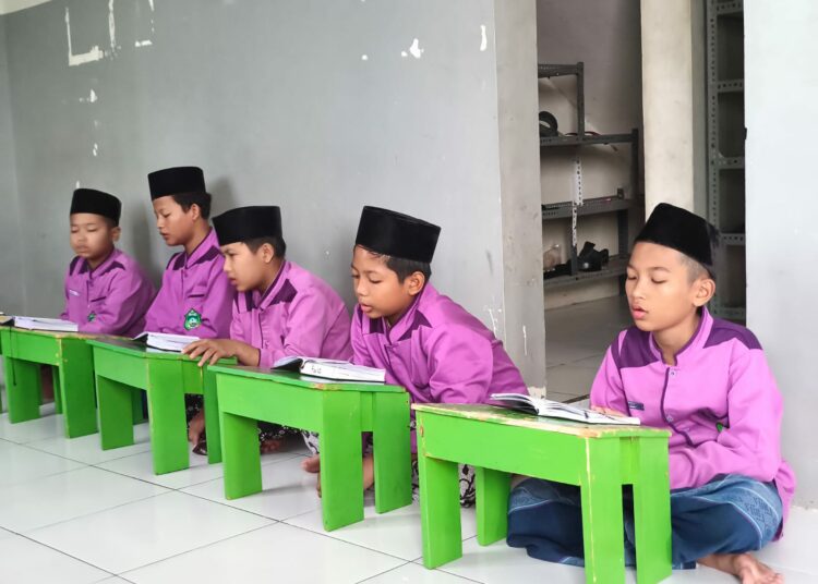 Anak-anak tengah mendasar Al Qur'an MOJOK.CO