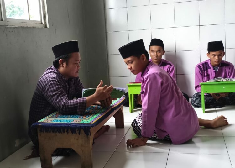 Kegiatan belajar-mengajar di sore hari anak-anak pondok pesantren MOJOK.CO