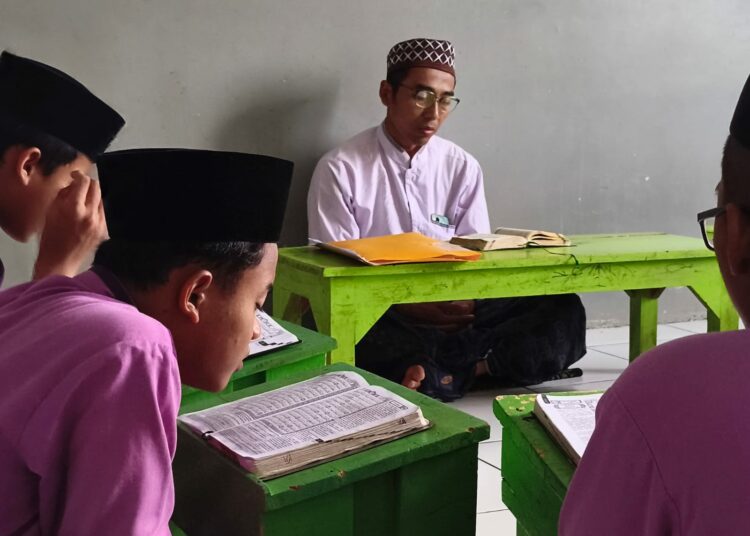 Kegiatan belajar-mengajar di sore hari anak-anak pondok pesantren MOJOK.CO