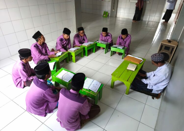 Aktivitas ngaji sore anak-anak pondok pesantren sekaligus LKSA Al Akrom Pati MOJOK.CO
