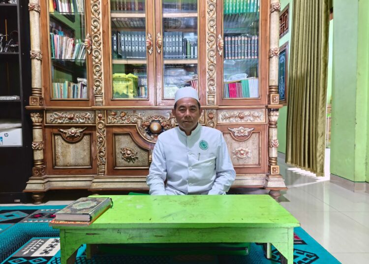 KH. Moh. Imam Mukromin, pimpinan pengasuh pondok pesantren sekaligus LKSA Al Akrom Pati MOJOK.CO