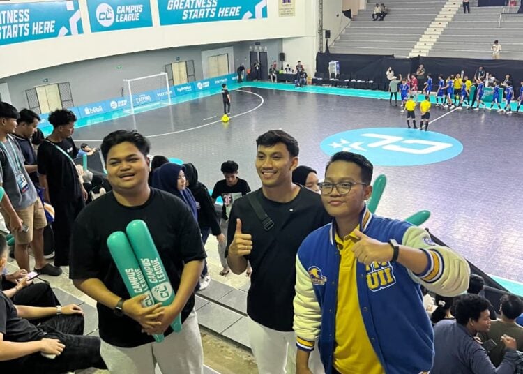 Rio berfoto dengan suporter. MOJOK.CO