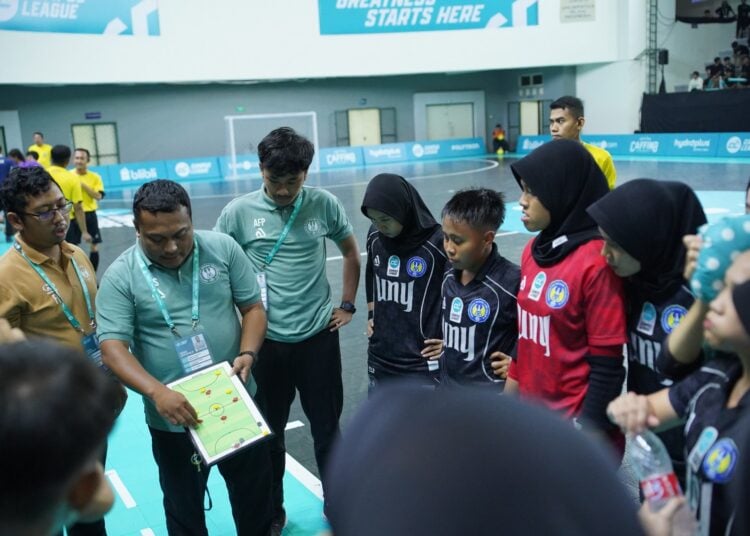 Agma dan tim futsal putri UNY. MOJOK.CO