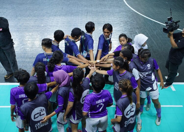 Pemain UM serukan semangat. MOJOK.CO