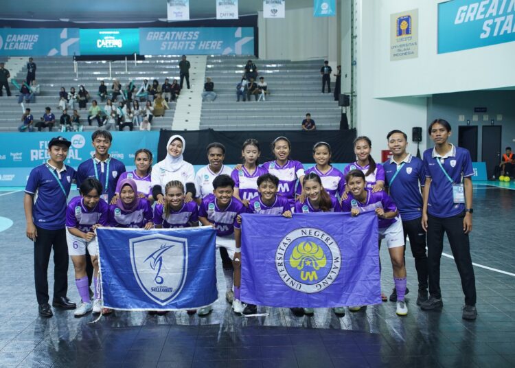 Para pemain dan pelatih UM berfoto bersama. MOJOK.CO