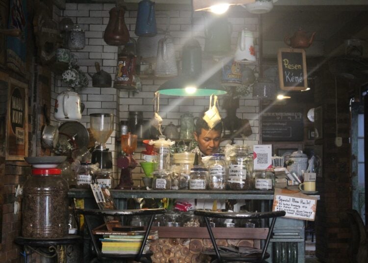 Ari Purbono pemilik kafe di Semarang. MOJOK.CO