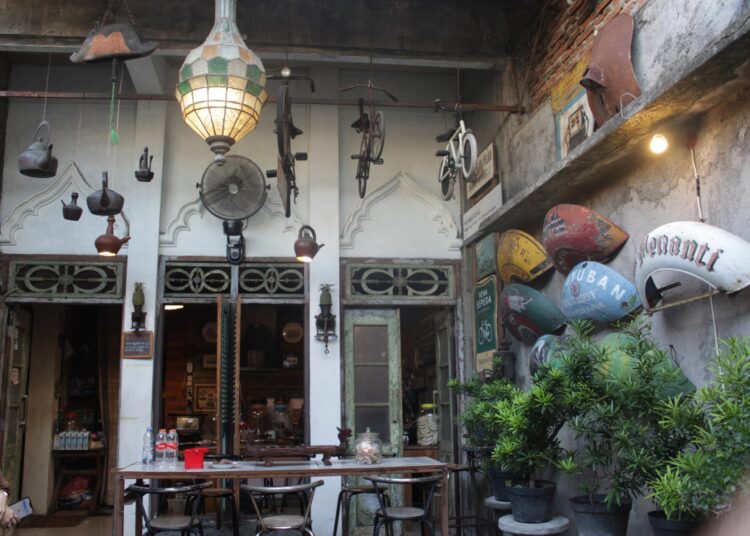 Suasana kafe unik. MOJOK.CO