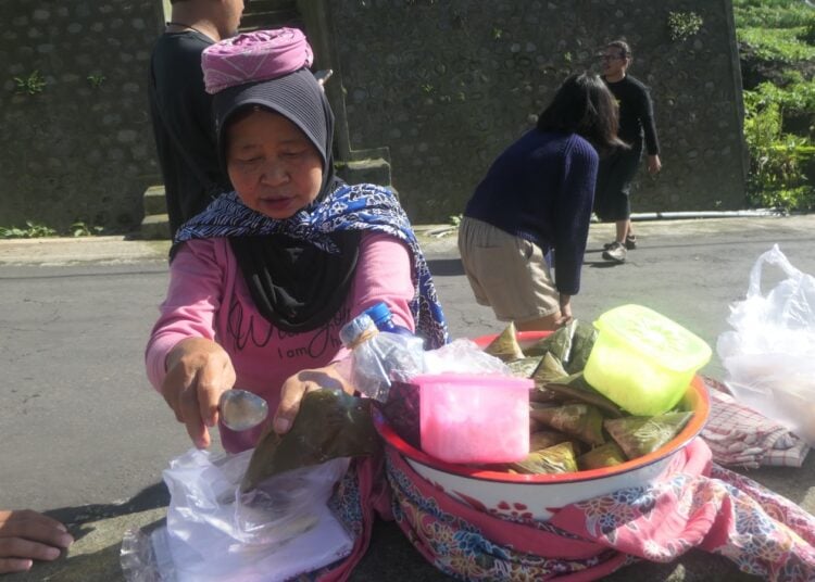 Pedagang lopis dan gorengan. MOJOK.CO