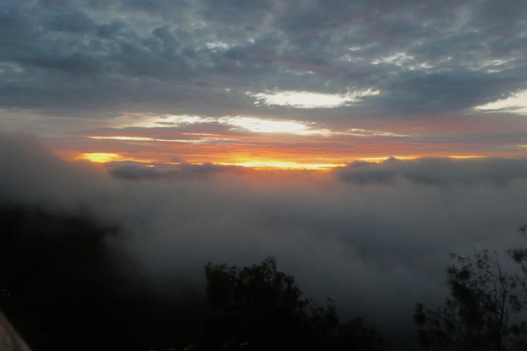 Kabut tebal di Bromo, Probolinggo. MOJOK.CO