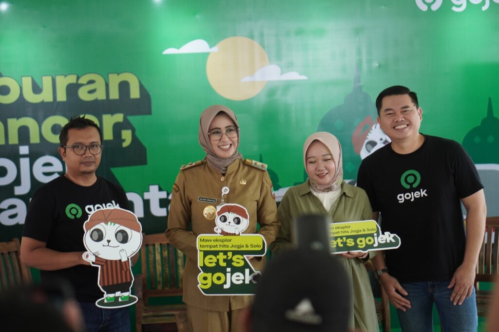 Wakil Walikota Surakarta Astrid Widayani bersama Gojek sosialisasi libur akhir tahun. MOJOK.CO