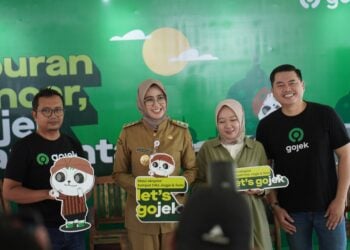 Wakil Walikota Surakarta Astrid Widayani bersama Gojek sosialisasi libur akhir tahun. MOJOK.CO