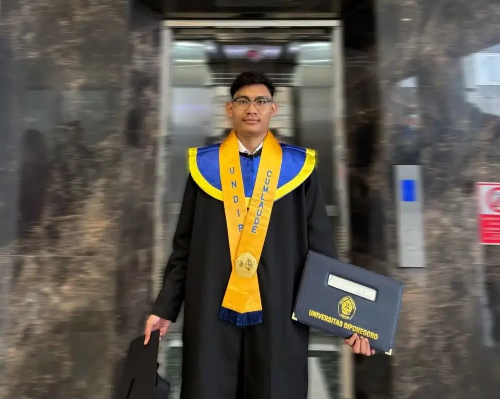 Z sarjana ekonomi di Undip. MOJOK.CO