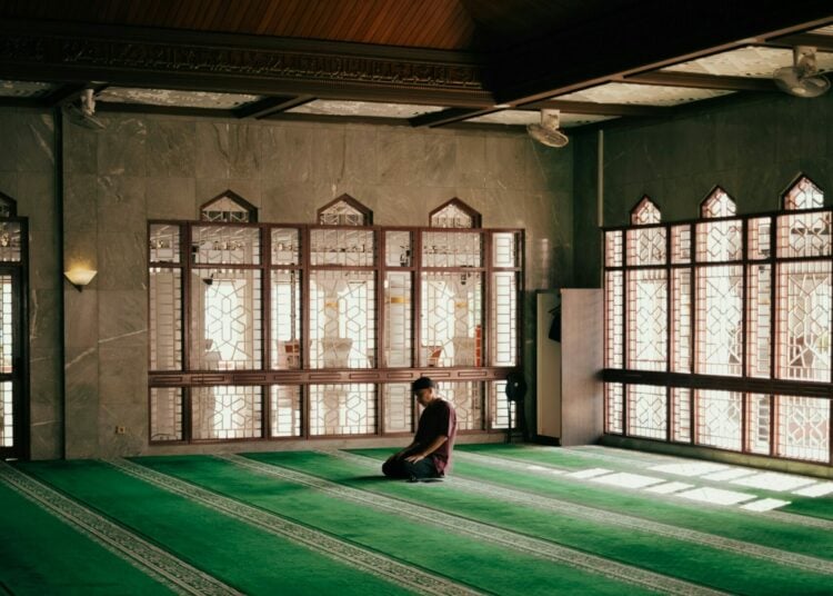 Menemukan kedamaian batin dari karpet masjid MOJOK.CO