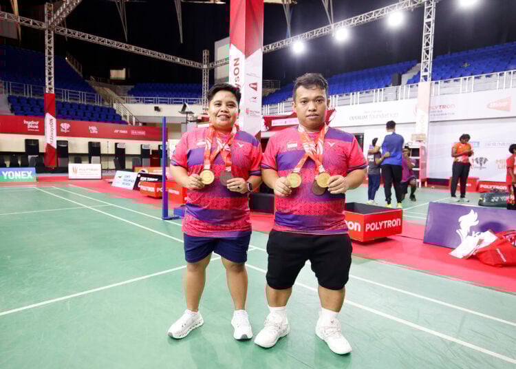 Subhan (kanan) dan Rina (kiri) sabet medali emas di Polytron Indonesia Para Badminton 2025 Solo MOJOK.CO