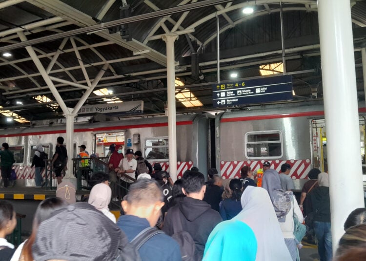 Jalan-jalan naik KRL. MOJOK.CO