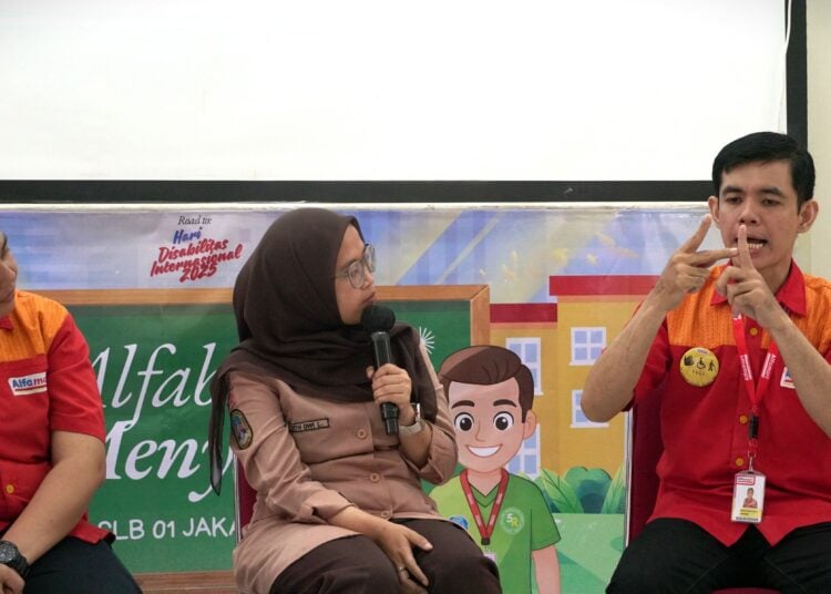 Boyle (tuna rungu-wicara, berbagi cerita kesan keterima kerja sebagai karyawan Alfamart MOJOK.CO