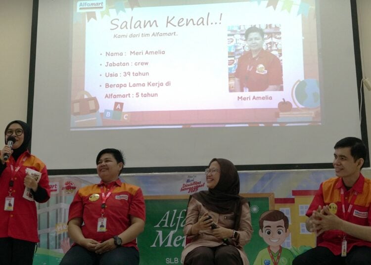 Para penyandang disabilitas punya kesempatan kerja setara sebagai karyawan Alfamart berkat Alfability Menyapa MOJOK.CO