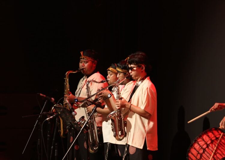 Pertunjukan di Pasar Kolaboraya 2025 MOJOK.CO