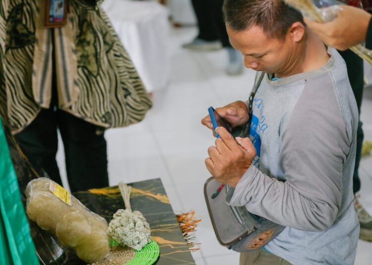 Pelaku UMKM melihat pameran. MOJOK.CO